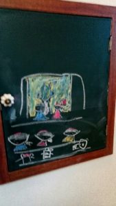ロージュのトイレの黒板、愛娘の絵